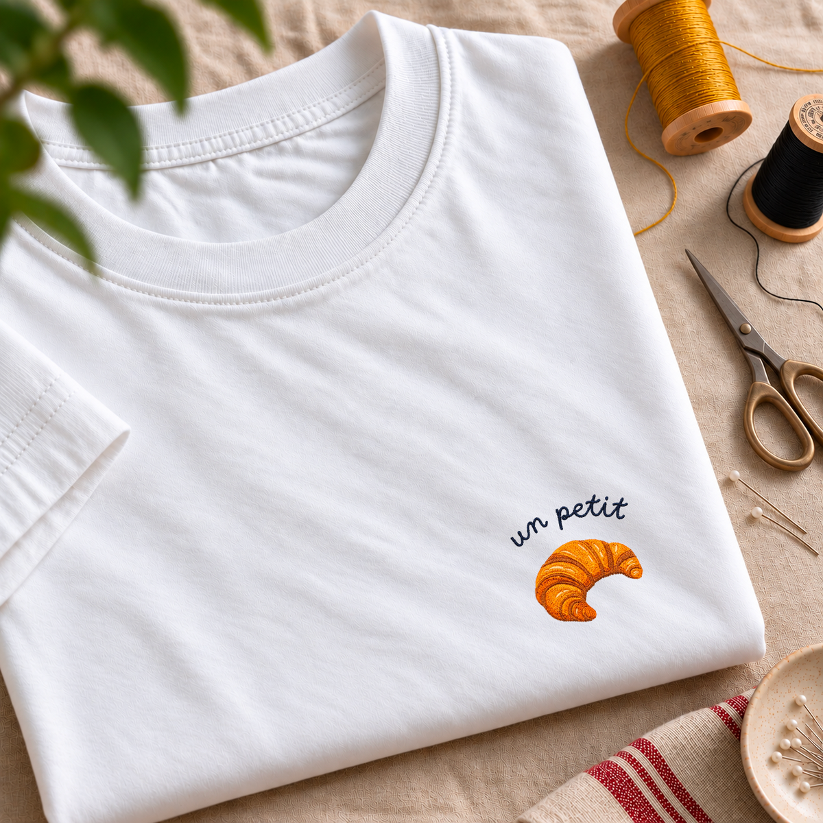 Un petit croissant - T-Shirt Brodé